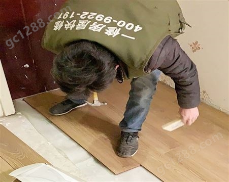 珠海卧室地板方法步骤是什么_珠海益修家装维修安装，不嫌弃工程量小繁杂