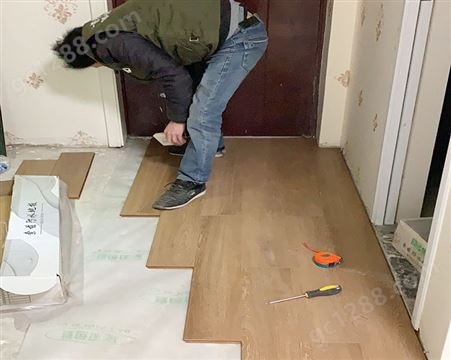 珠海卧室地板方法步骤是什么_珠海益修家装维修安装，不嫌弃工程量小繁杂